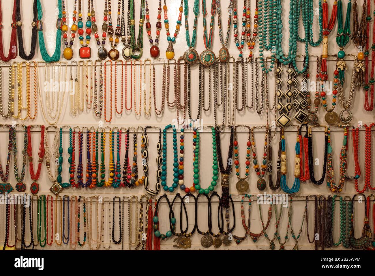 Bunte Perlen Schmuck aus Tibet Nachtmarkt, hängen an der Theke Goa, Indien. Stockfoto