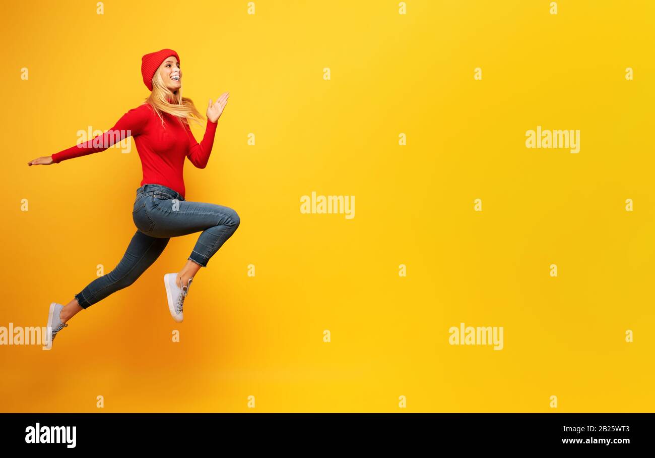 Mädchen läuft schnell, Konzept von Energie und Vitalität.gelber Hintergrund Stockfoto