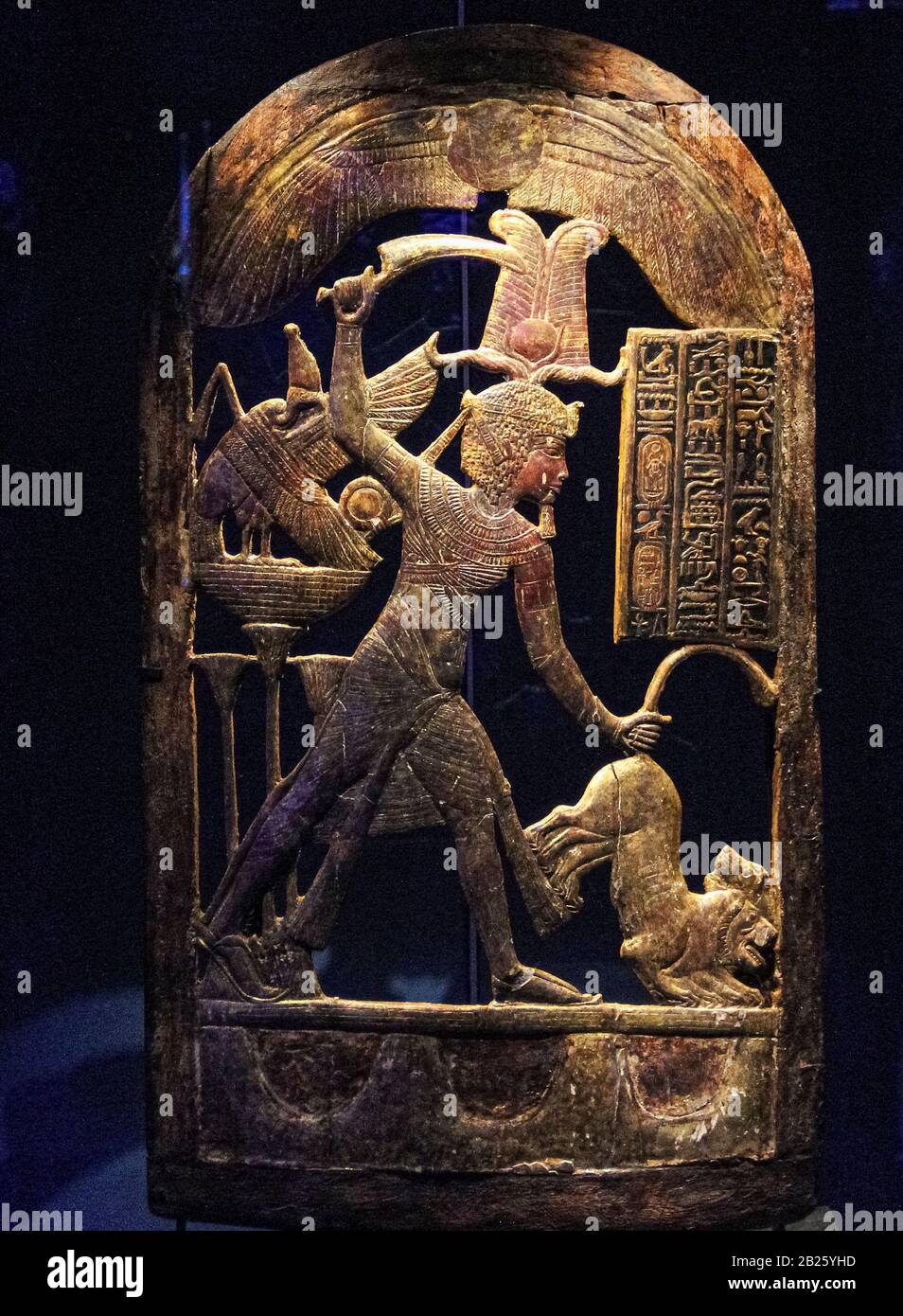 Tressure of Tutanchamun - vergoldetes Holz, das eine Löwenjagdszene darstellt Stockfoto