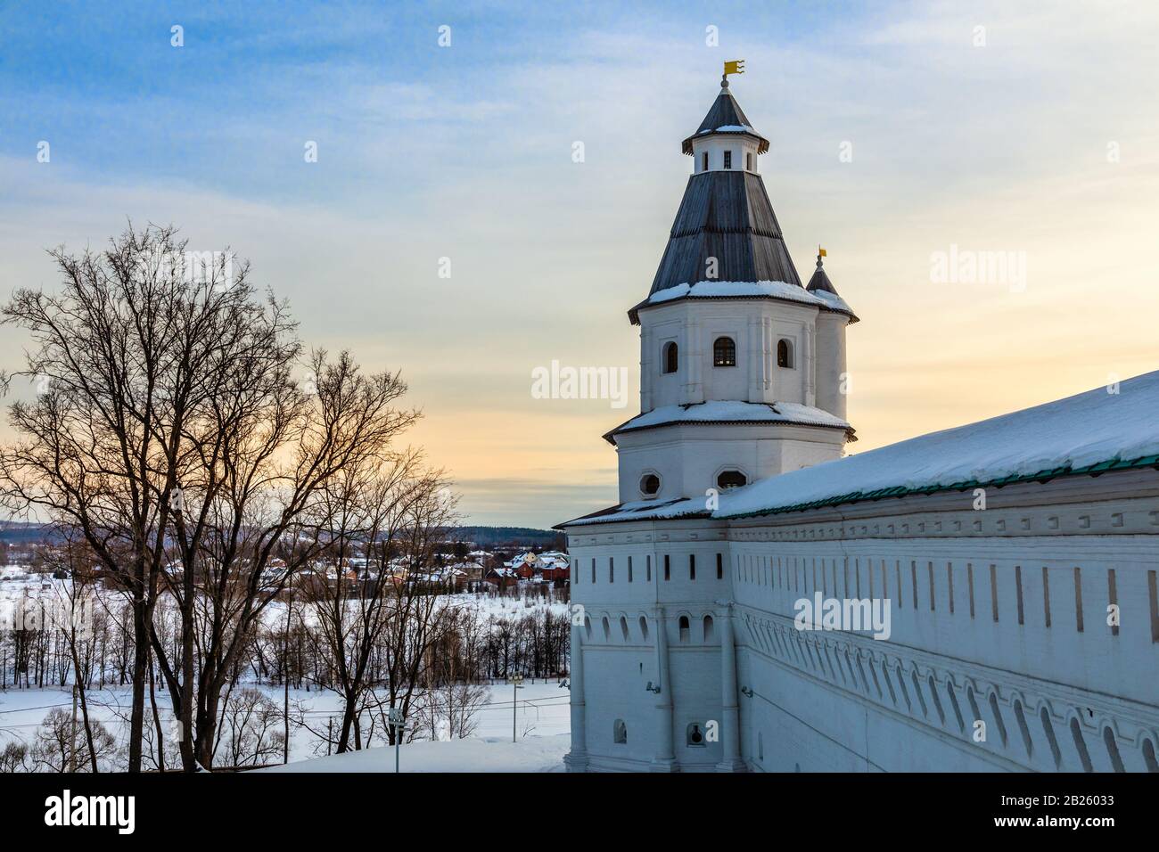 Befestigte Mauern und Turm, Winterlandschaft, Neues Jerusalemer Kloster, Istra, Moskauer Region, Russland Stockfoto