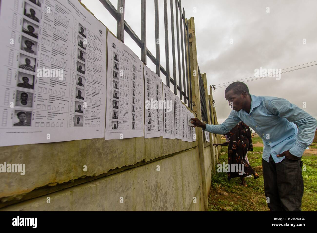 Die Wähler überprüfen ihren Namen, bevor sie in einem Wahllokal während der Gubernatorial-Wahl 2014 in Osun State, Nigeria wählen. Stockfoto