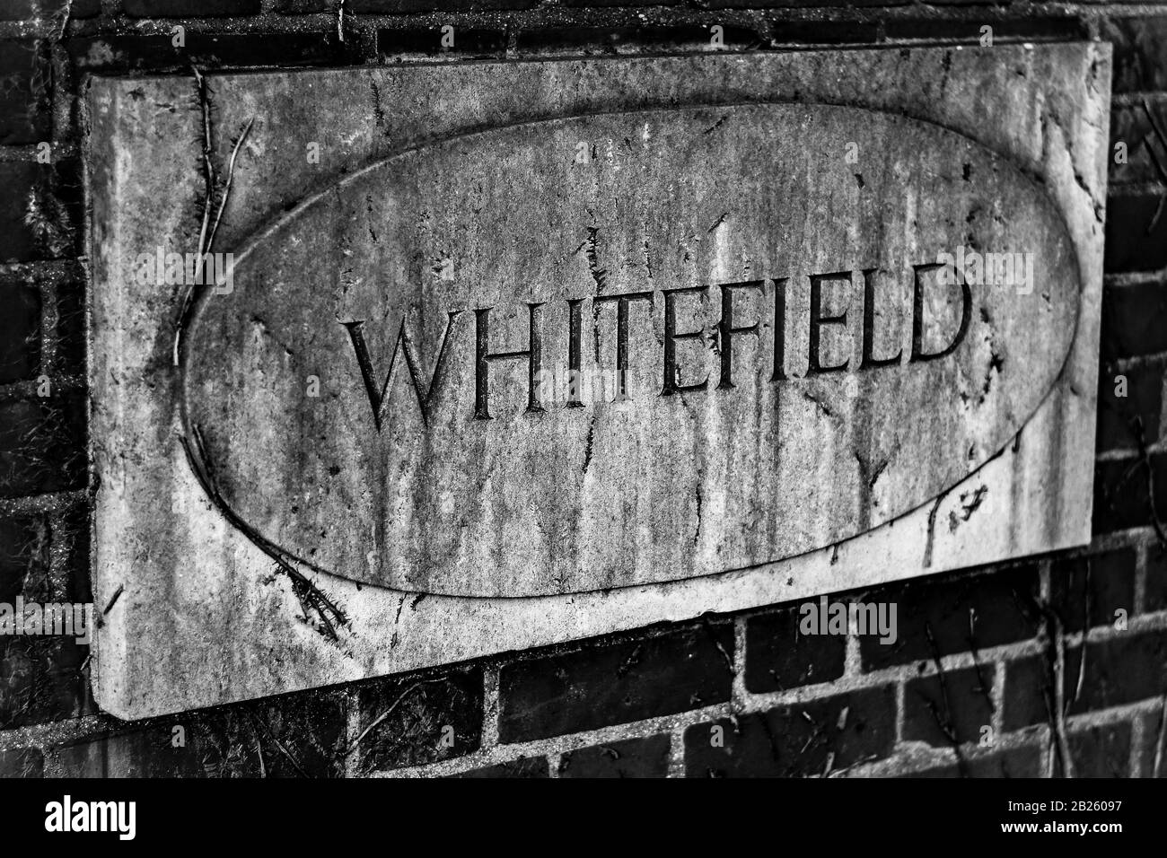 Die Ruinen eines alten Hauses tief im Wald, das einst als Hotel genutzt wurde, aber vor langer Zeit nach einer Auseinandersetzung zwischen einer Frau und einem Ehemann brannte Stockfoto