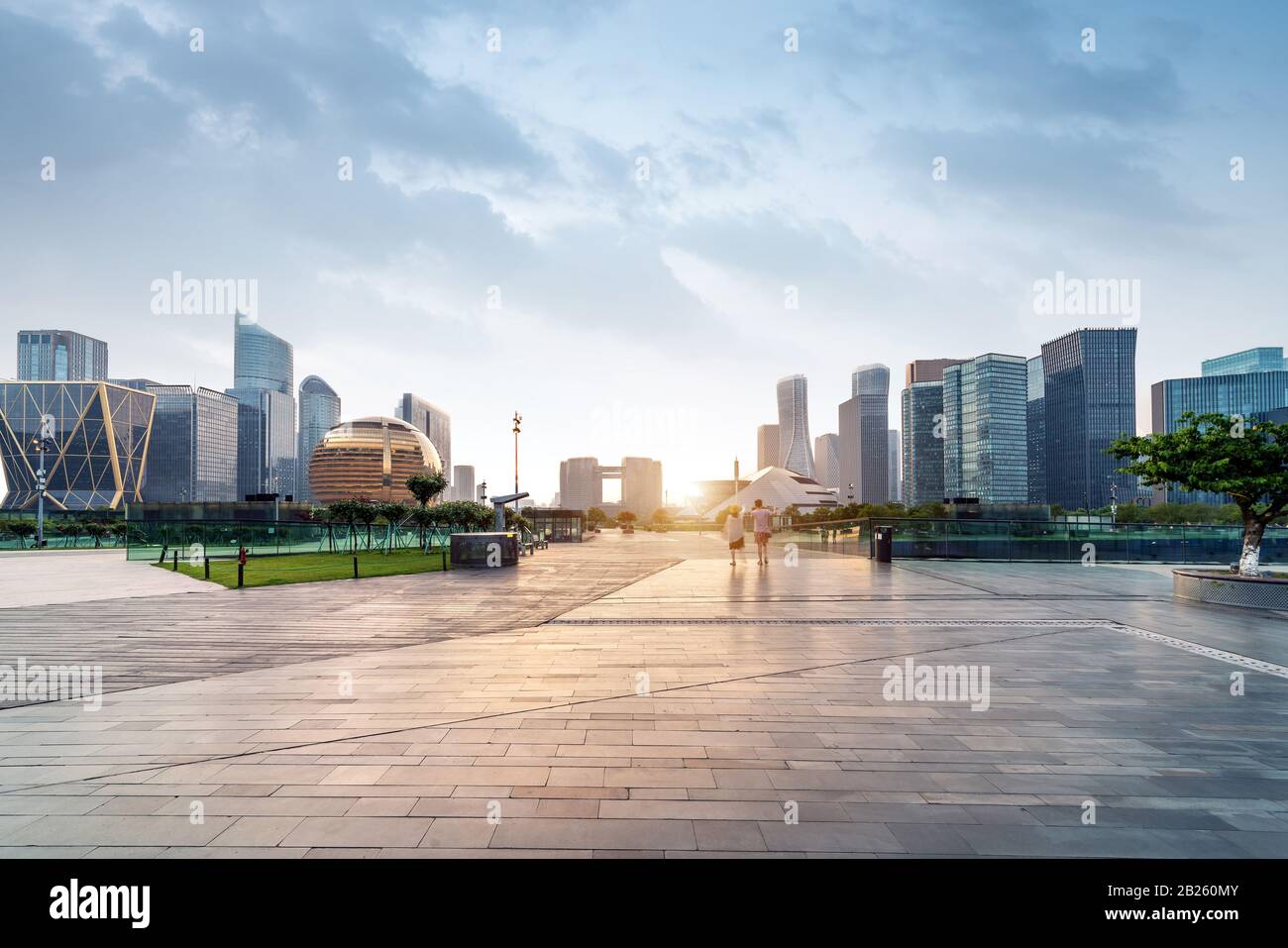 Platz und moderne Gebäude, Qianjiang New Town, Hangzhou, China. Stockfoto