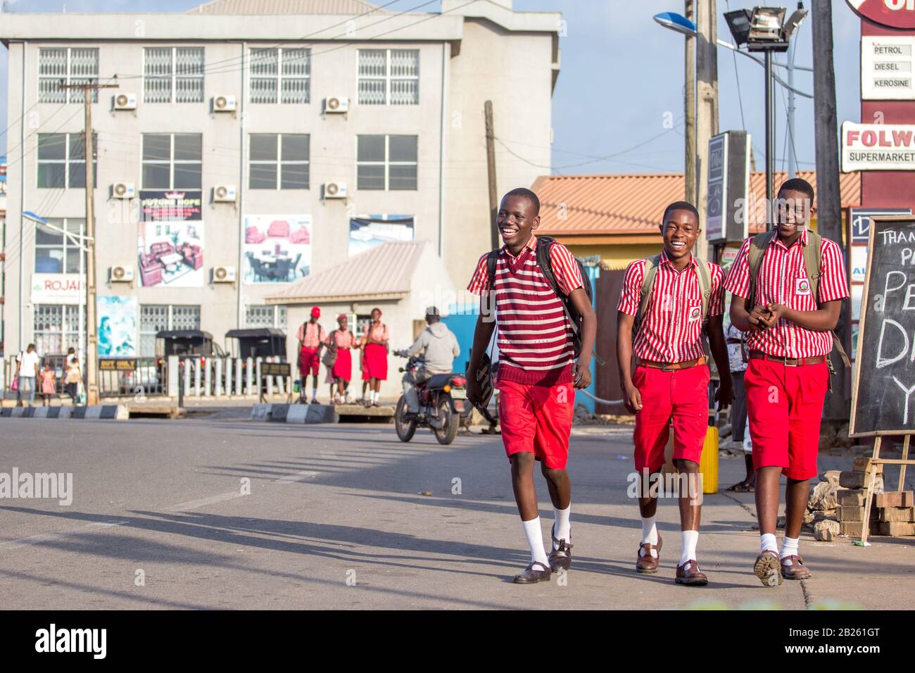 Schüler in Schuluniform gehen auf der Straße in Abeokuta, Ogun State, Nigeria. Stockfoto