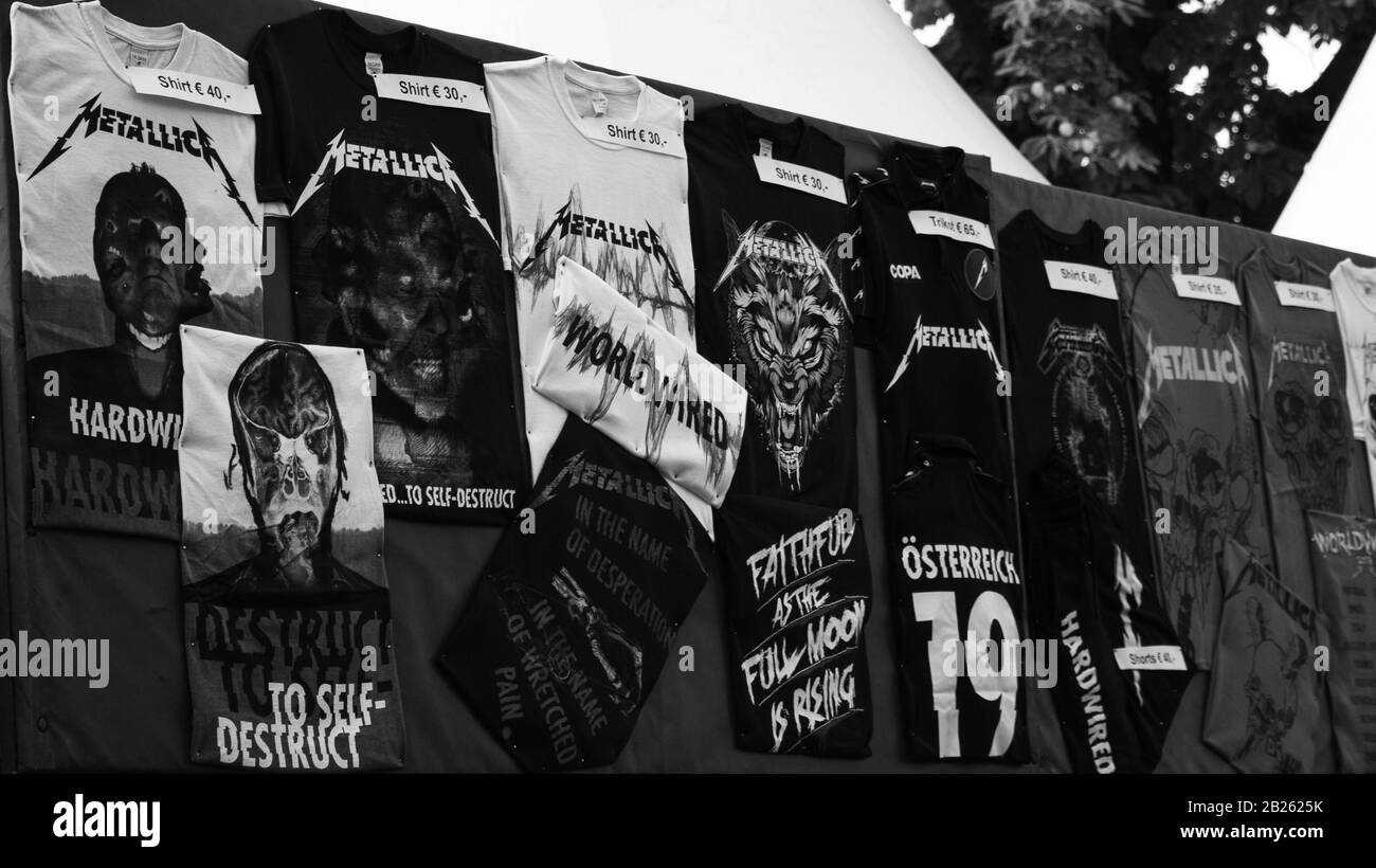 Wien, Österreich - 16. AUGUST 2019 - Konzert der US-amerikanischen Heavy-Metal-Band Metallica im Ernst Happel Stadium, Merchandise, Tshirts im Verkauf Stockfoto