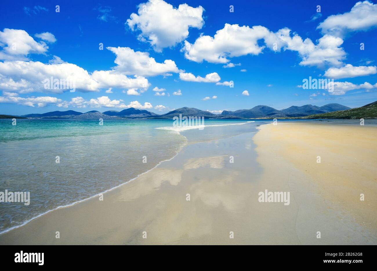 Weite Sandfläche am Strand von Luskentir (Losgaintir) an einem schönen Sommertag im Juni mit blauem Himmel, Insel Harris, Schottland, Großbritannien Stockfoto