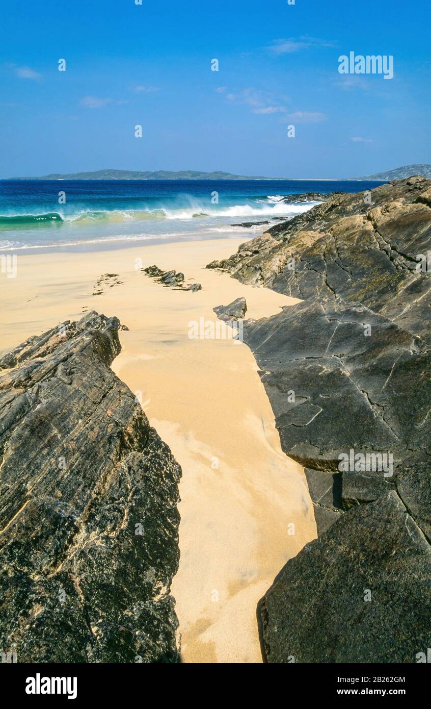 Felsen, Sand, Wellen und Meer am Horgabost-Strand (Traigh Niosaboist), Insel Harris, Outer Hebrides, Schottland, Großbritannien Stockfoto