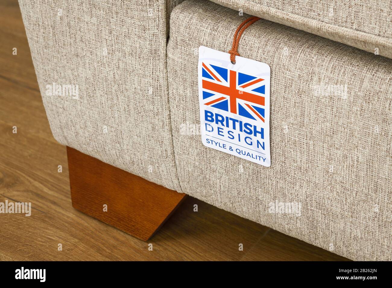 Ein britisches Designlabel auf einem Sofa Stockfoto