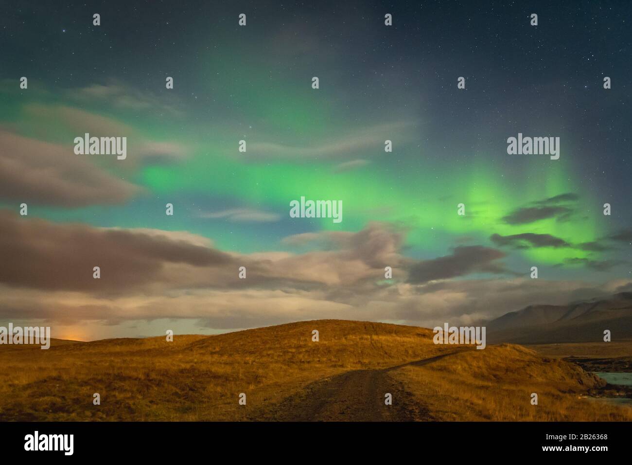 Aurora in Island Nordlicht helle Balken, die grün über den Wanderweg steigen Stockfoto