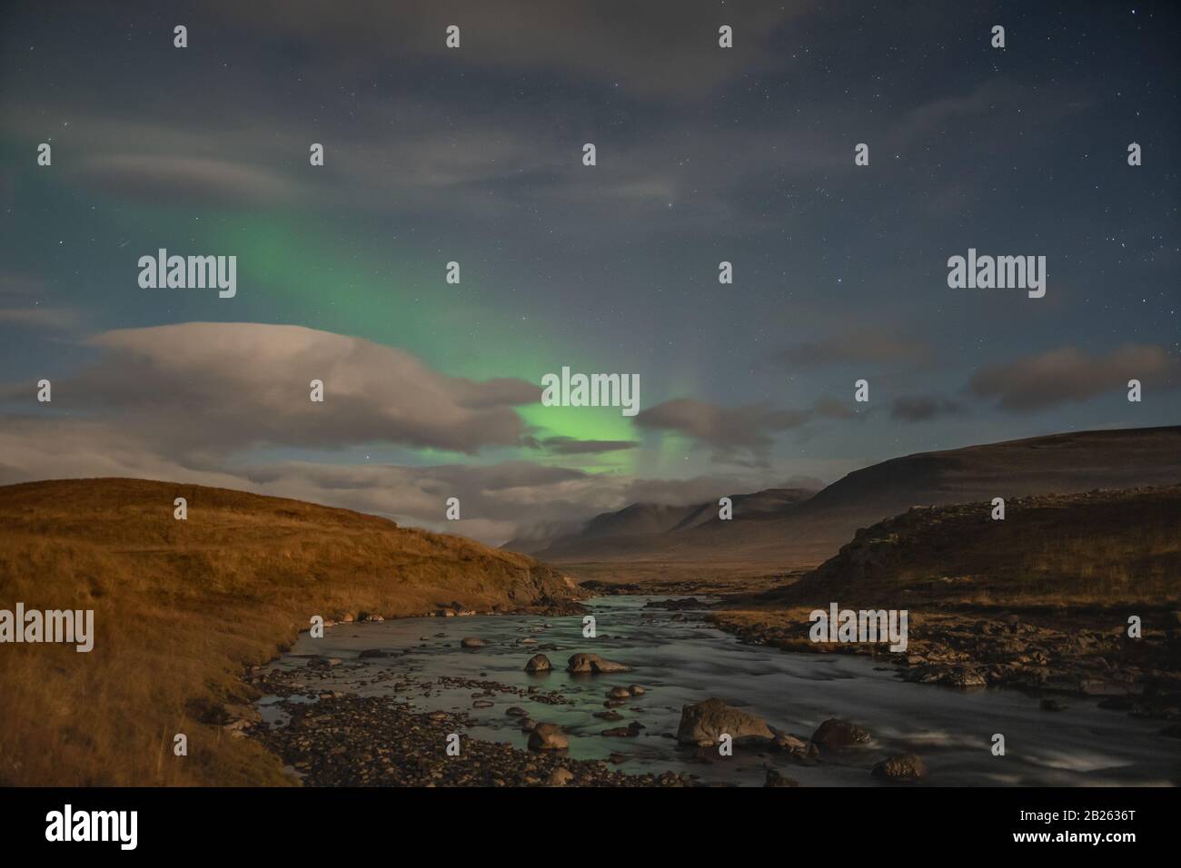 Aurora in Island Nordlichter leuchten grün und reflektieren im Fluss Stockfoto
