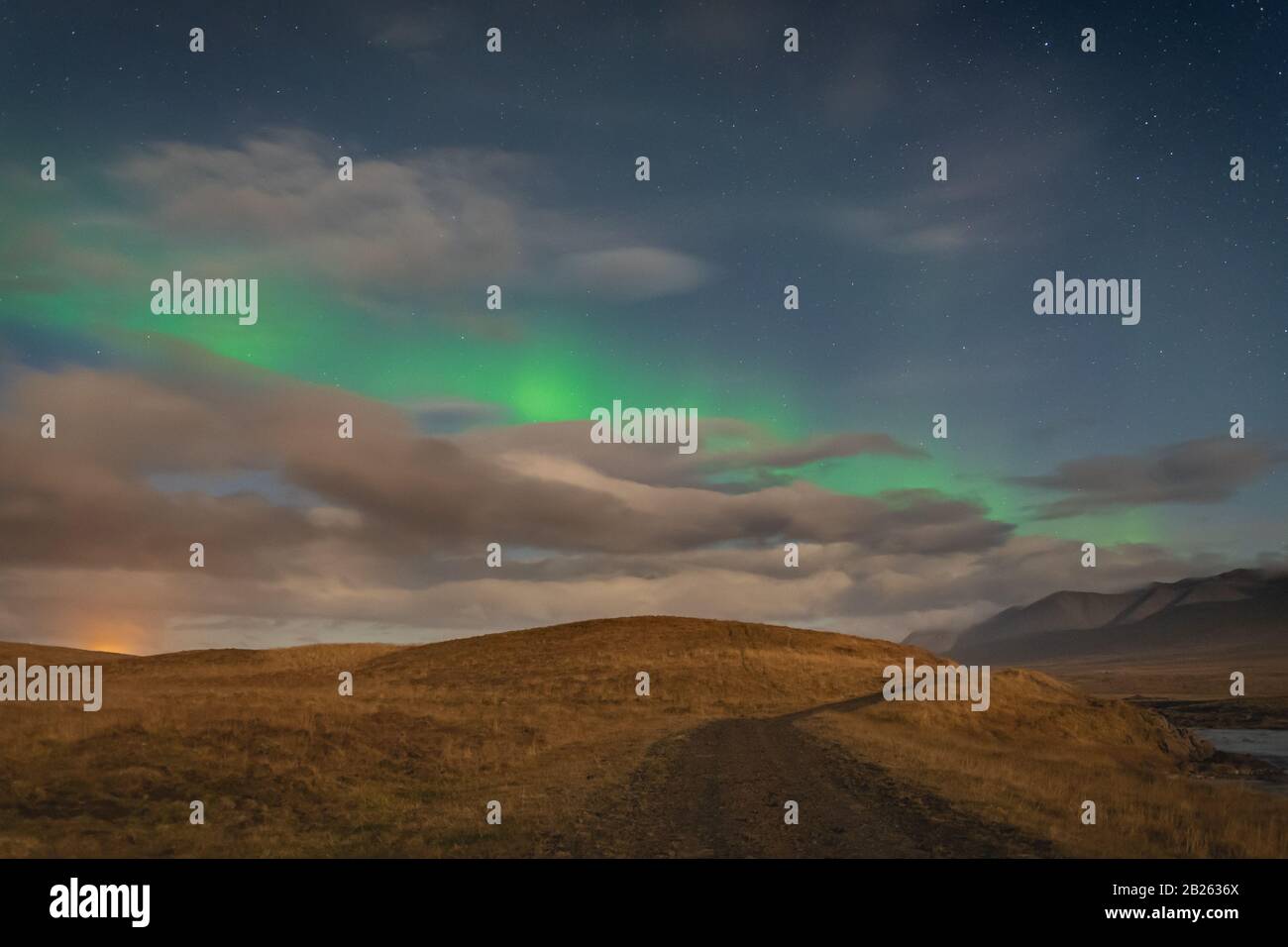 Aurora in Island Nordlichter leuchten grün über dem Wanderweg in Island Stockfoto