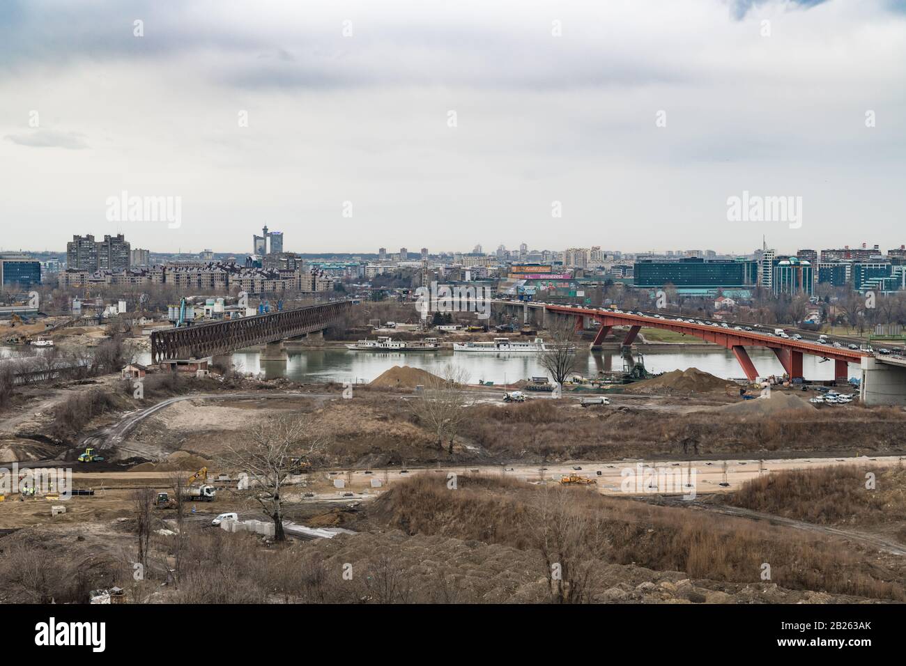 Die Uferpromenade von Belgrad, Serbien, errichtet Gebäude am Ufer des Flusses Sava, in der Nähe der alten Eisenbahnbrücke, die zerstört wird. Stockfoto