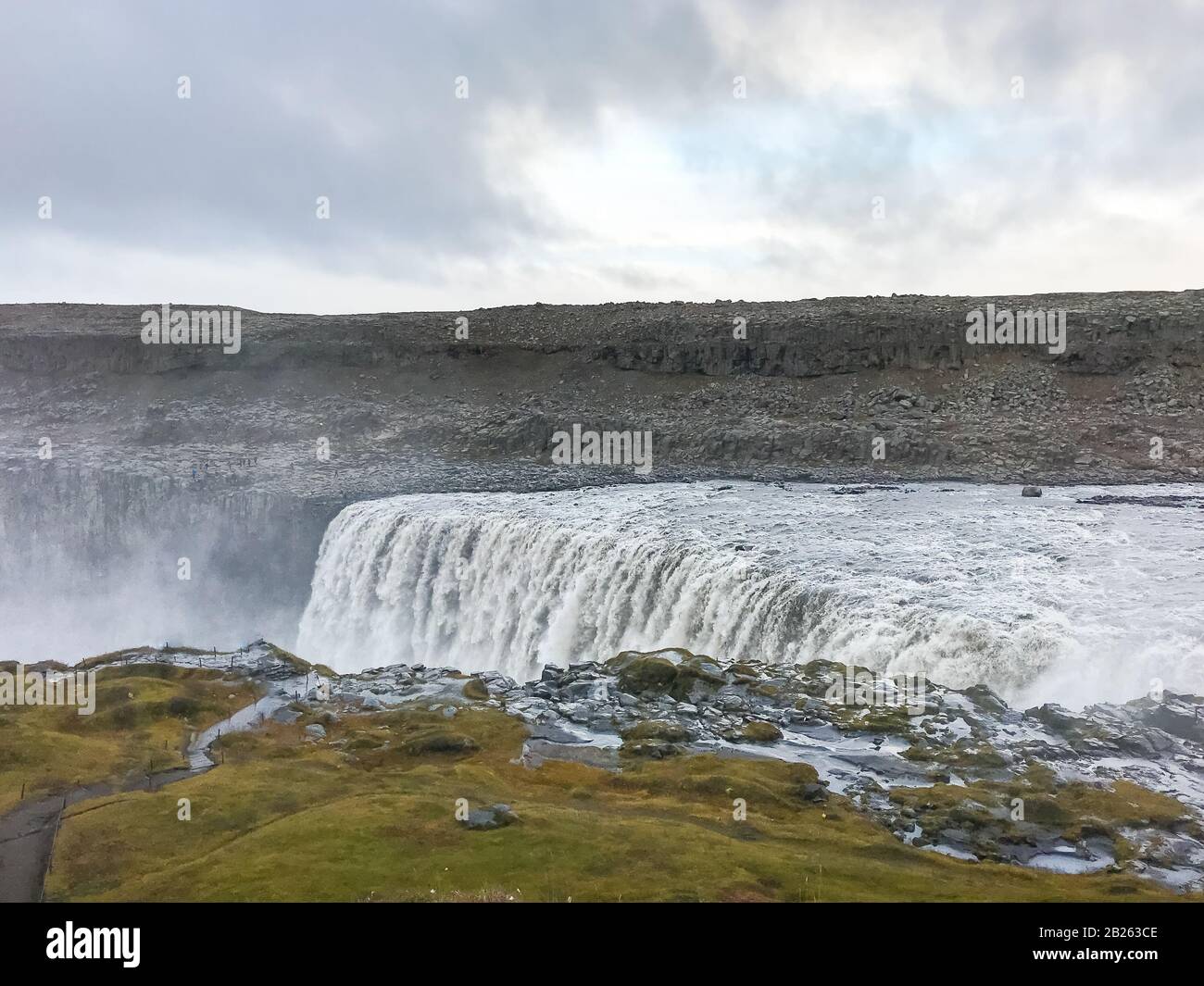 Dettifoss Wasserfall in Island riesige Wassermassen, die über die Klippe herabfallen Stockfoto