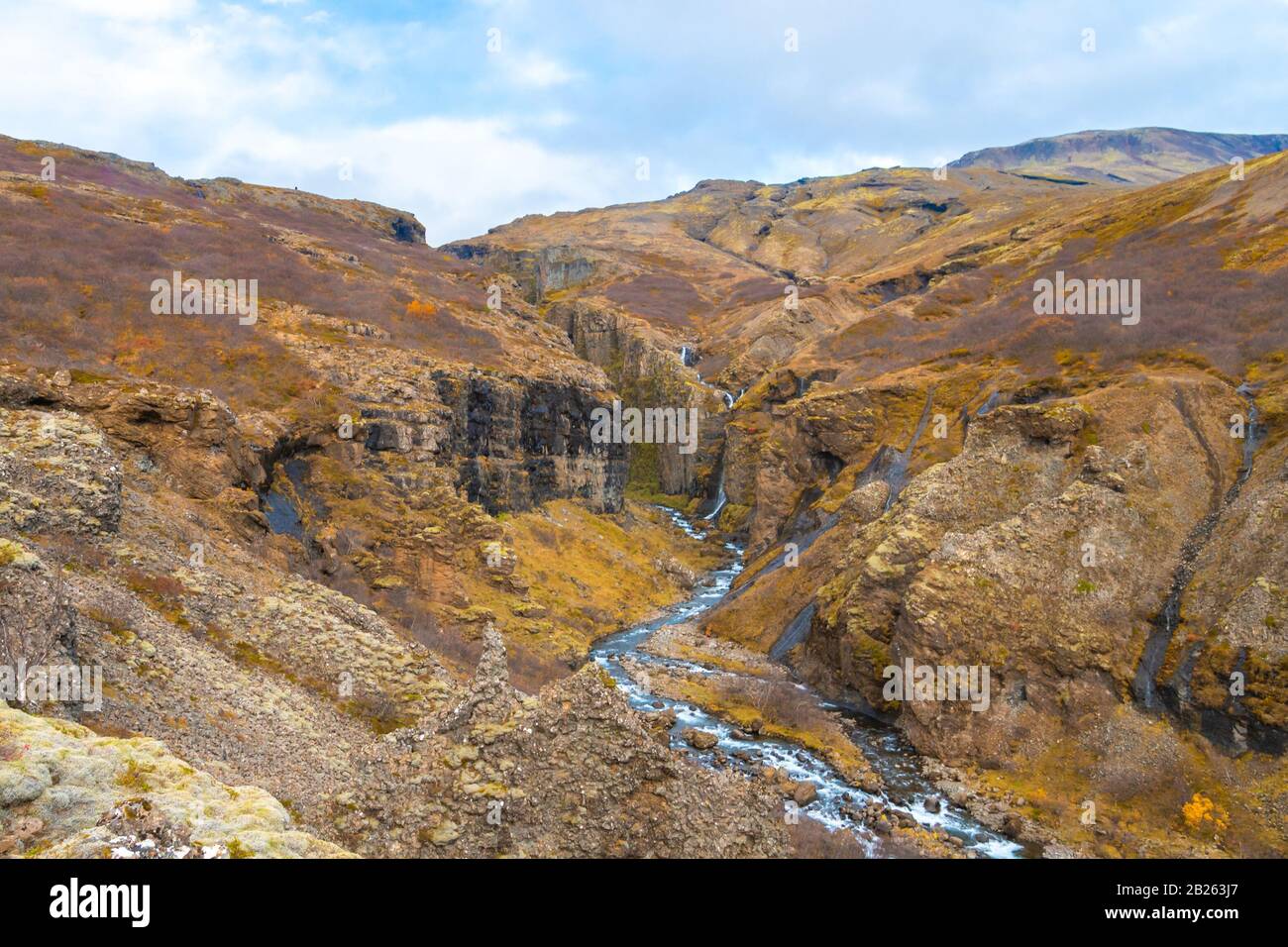 Glymur Wasserfall in der Island Schlucht hinter dem Sturz durchschneidet bunte Falllandschaft Stockfoto