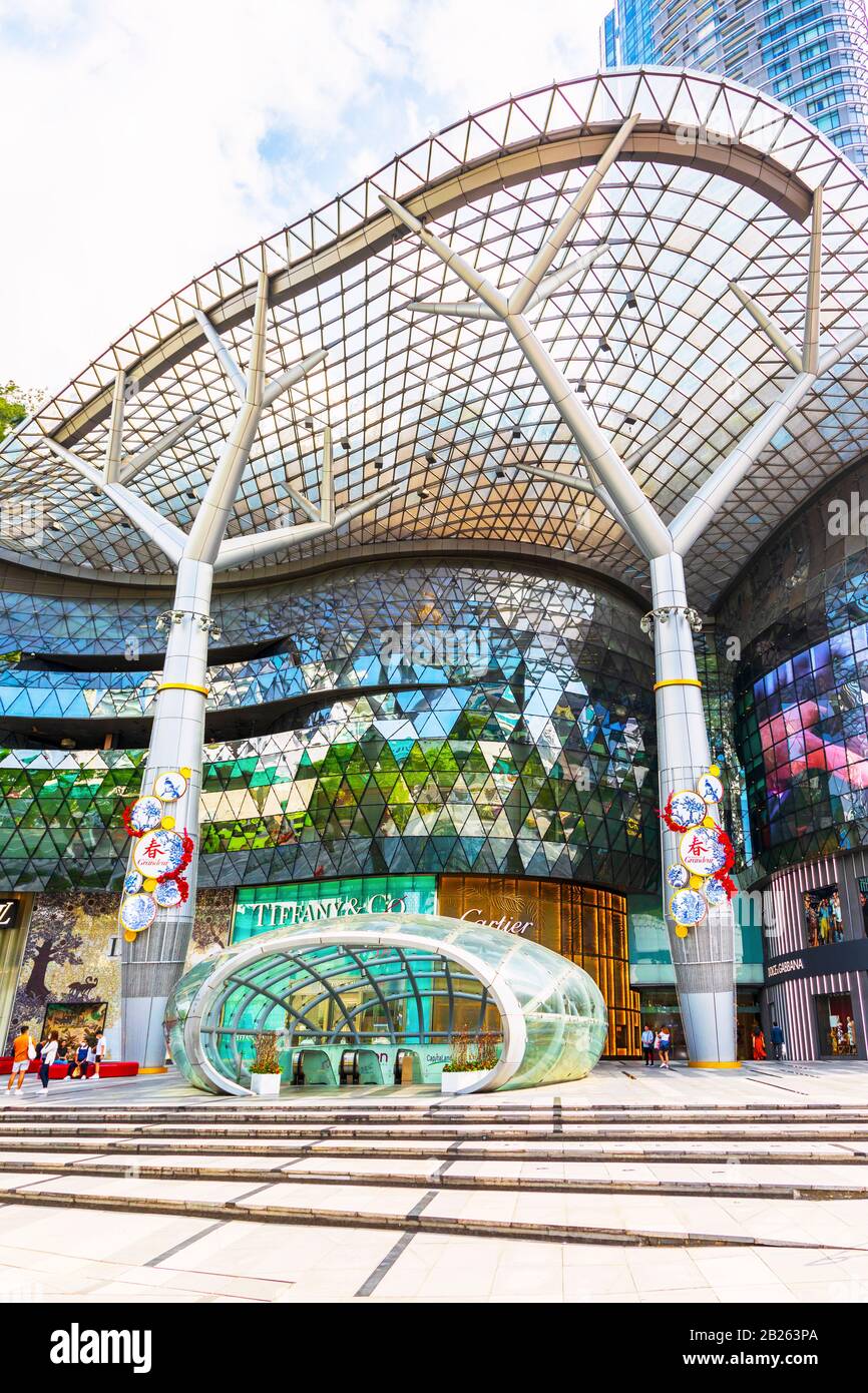 Eingang zum ION Einkaufszentrum, Orchard Road, Singapur, Asien mit ovalem Eingang zur U-Bahn. Stockfoto