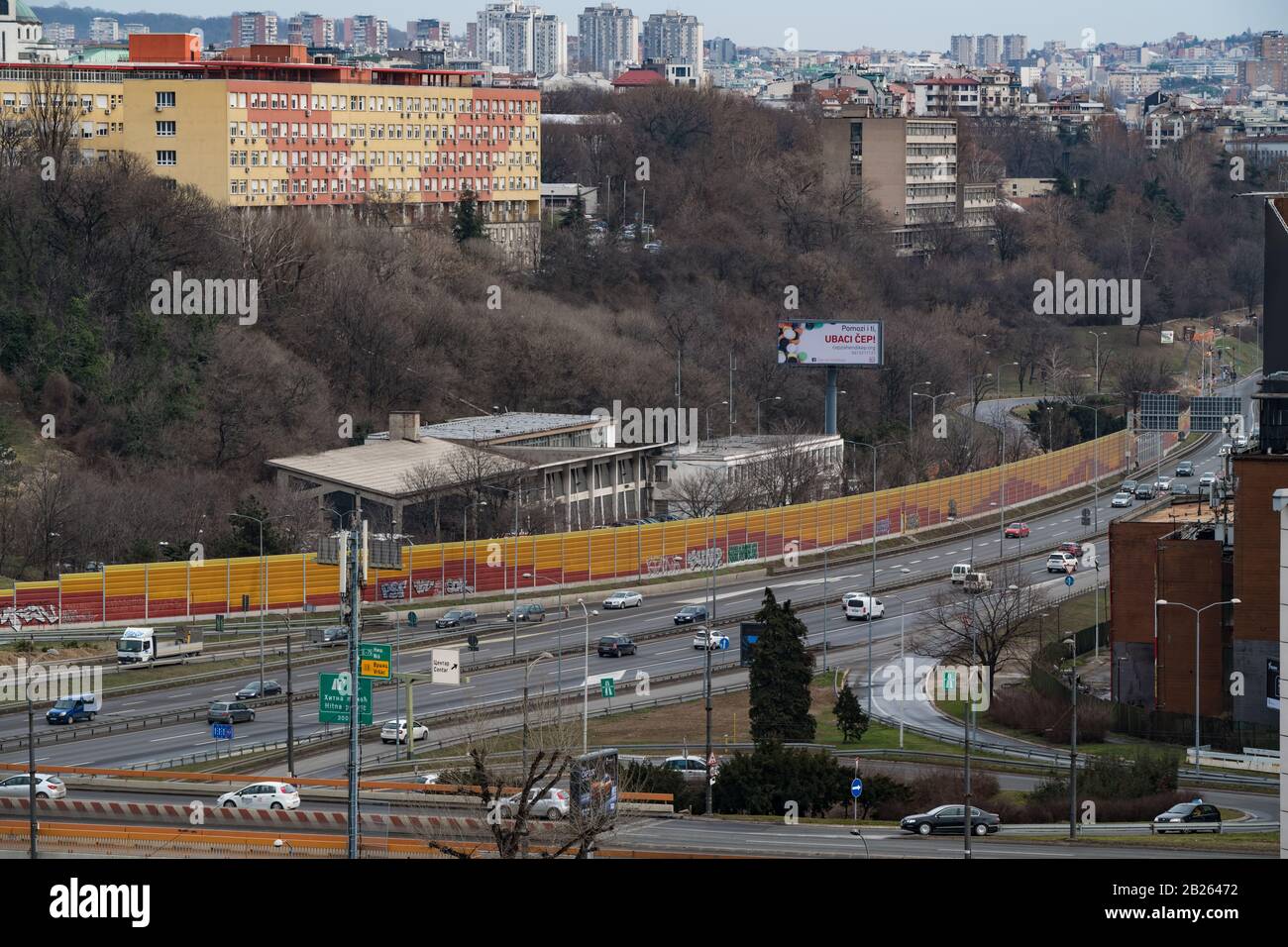 Belgrader Autobahn, Serbien, leichte Trafik auf Bulevar Franse d'Eperea, in der Nähe der Abteilung für medizinische Notfalldienste Stockfoto