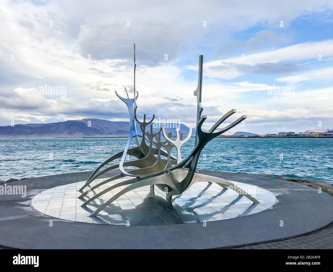 Reykjavik in Island Sun Voyager Skulptur Metallboot wikinger-symbol vor dem Meer Stockfoto