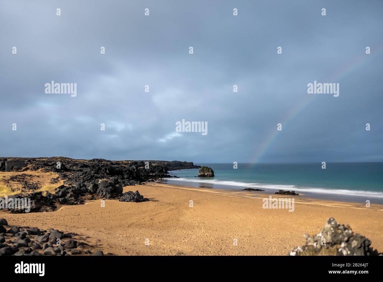 Snaefellsness Nationalpark in Island Moonbow alias Moon Rainbow am Skardsvik Beach bei Vollmondnacht Foto mit langer Belichtung Stockfoto