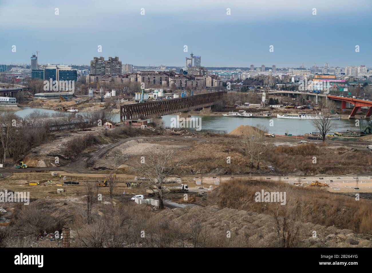 Die Uferpromenade von Belgrad, Serbien, errichtet Gebäude am Ufer des Flusses Sava, in der Nähe der alten Eisenbahnbrücke, die zerstört wird. Stockfoto