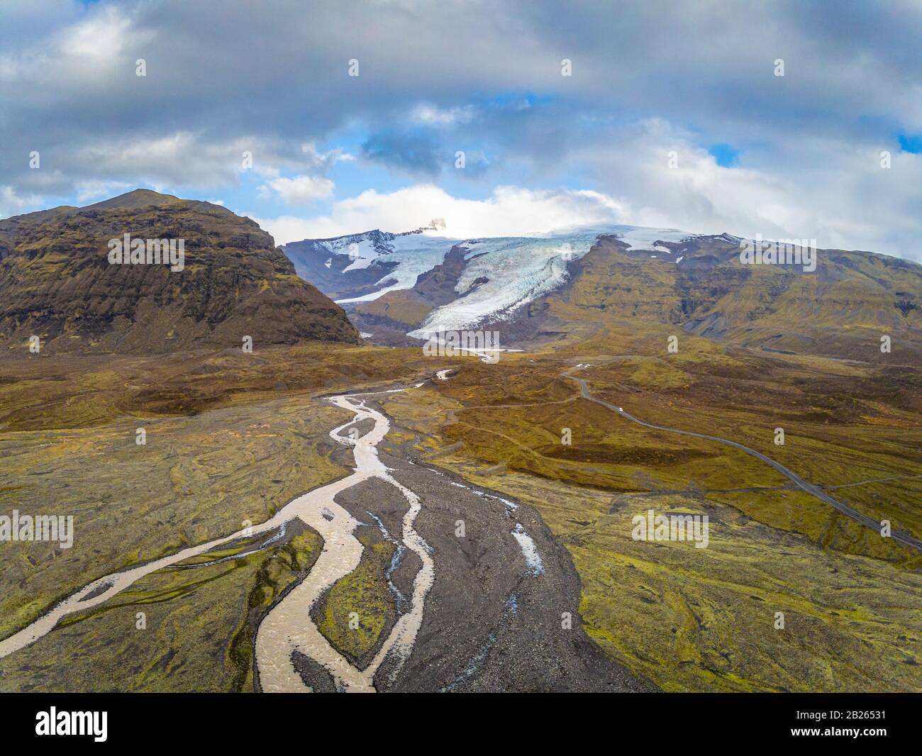 Der Vatnajoekull-Gletscher in Island schmilzt Wasser aus Gletscherflut und durchschneidet Grasländer Stockfoto