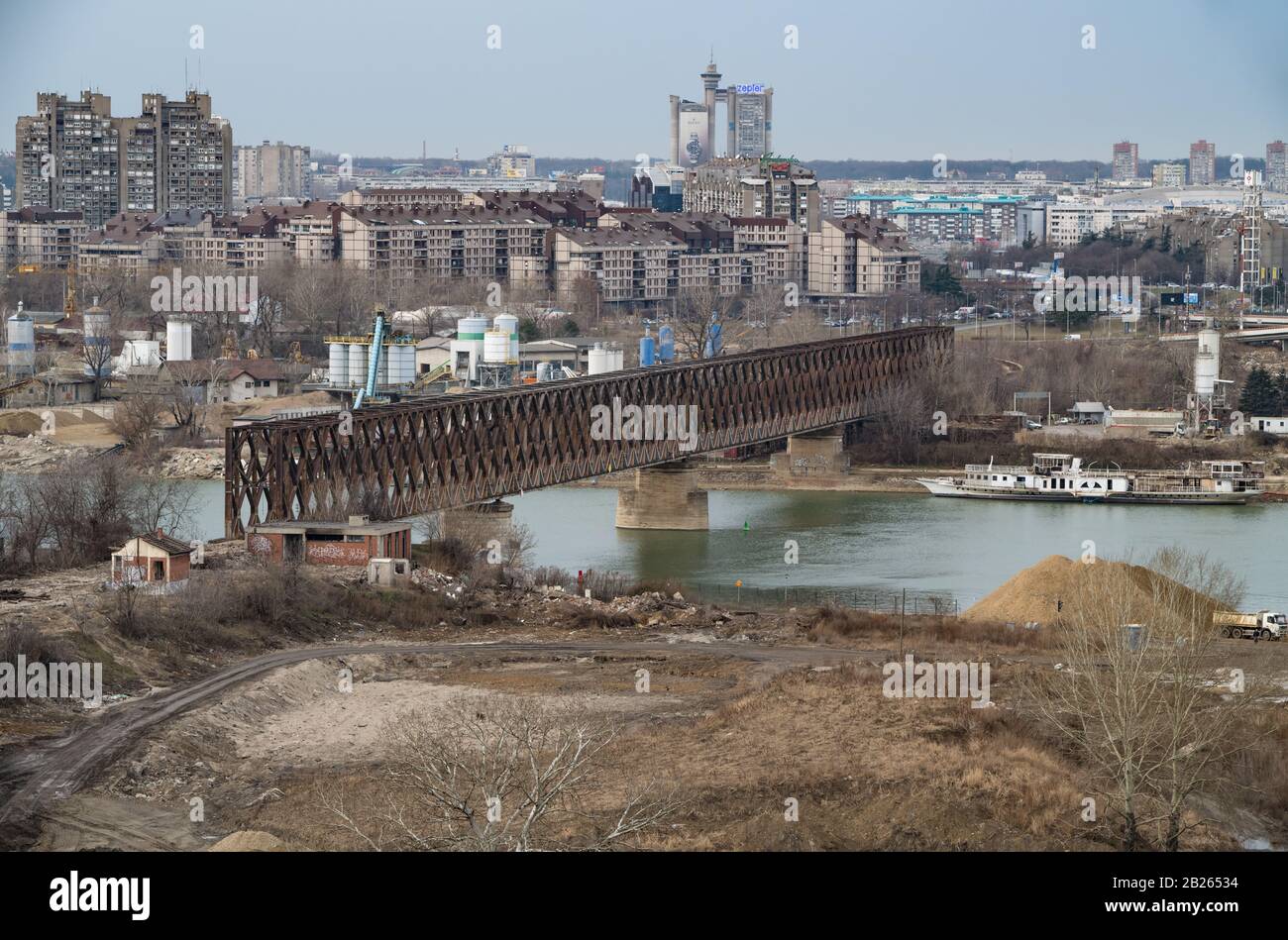Die Uferpromenade von Belgrad, Serbien, errichtet Gebäude am Ufer des Flusses Sava, in der Nähe der alten Eisenbahnbrücke, die zerstört wird. Stockfoto
