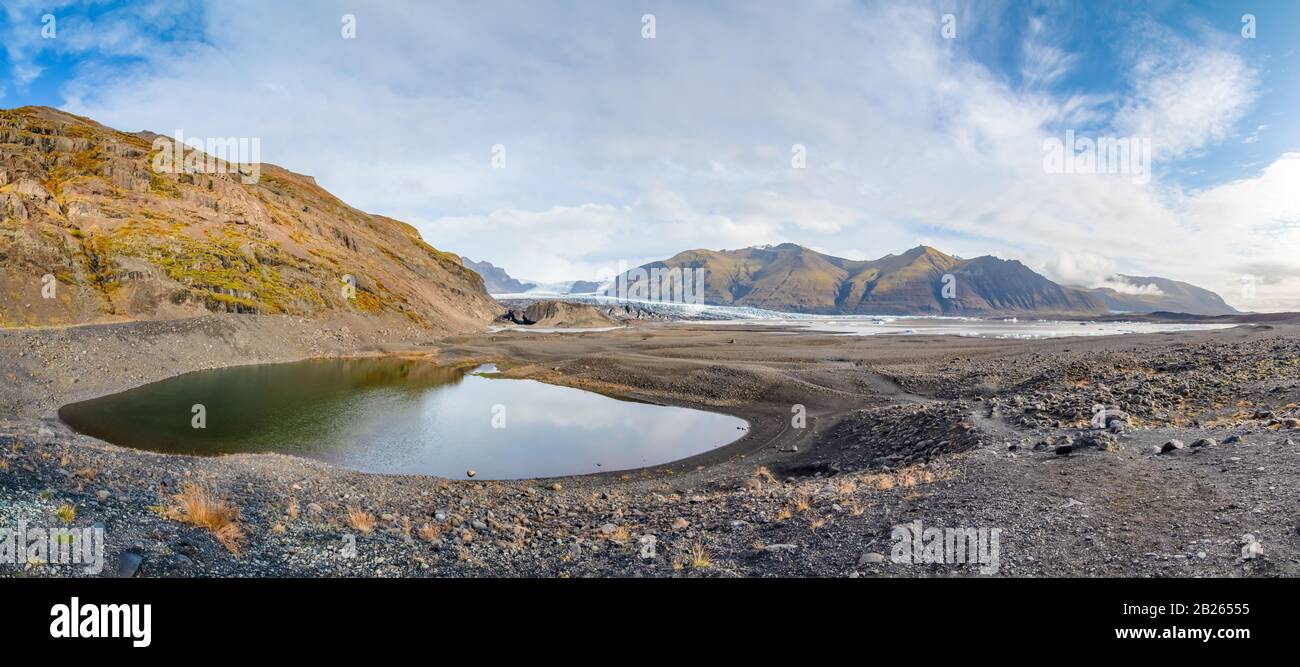 Vatnajoekull-Gletscher in Island kleiner Gletschersee vor tiefblauem, ewigem Eispanorama Stockfoto