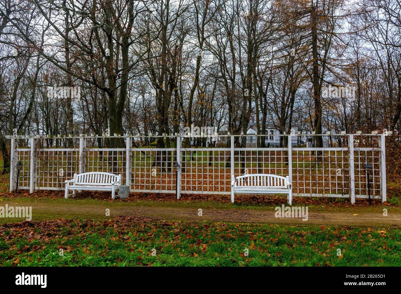 Park Pergola mit zwei Bänken Stockfoto