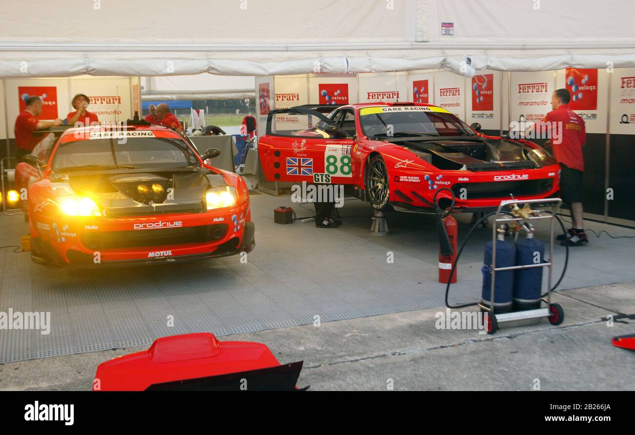 Ferrari Maranello 550 GTS Team im Vorhängeschloss des Sebring 12-Stunden-Rennens von 2003 Stockfoto