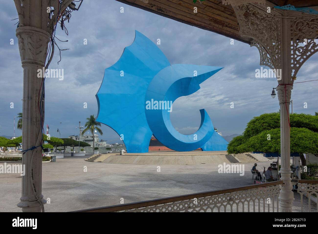 Mexiko, Manzanillo, Segelfischdenkmal aus dem Bandstand Stockfoto