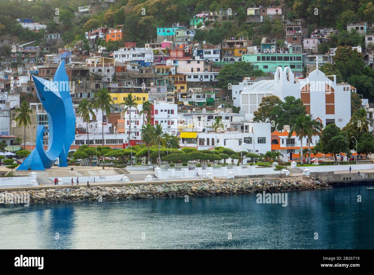 Mexiko, Manzanillo, Strandpromenade mit Sailfish Monument & Guadeloupe Kirche Stockfoto