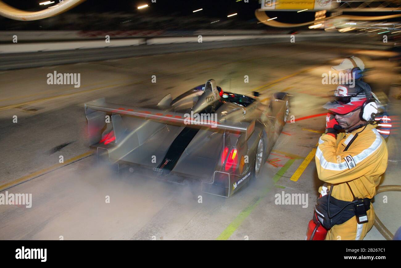 Night Pit halten im Audi UK Pits im 12-Stunden-Rennen von Sebring 2003 Stockfoto