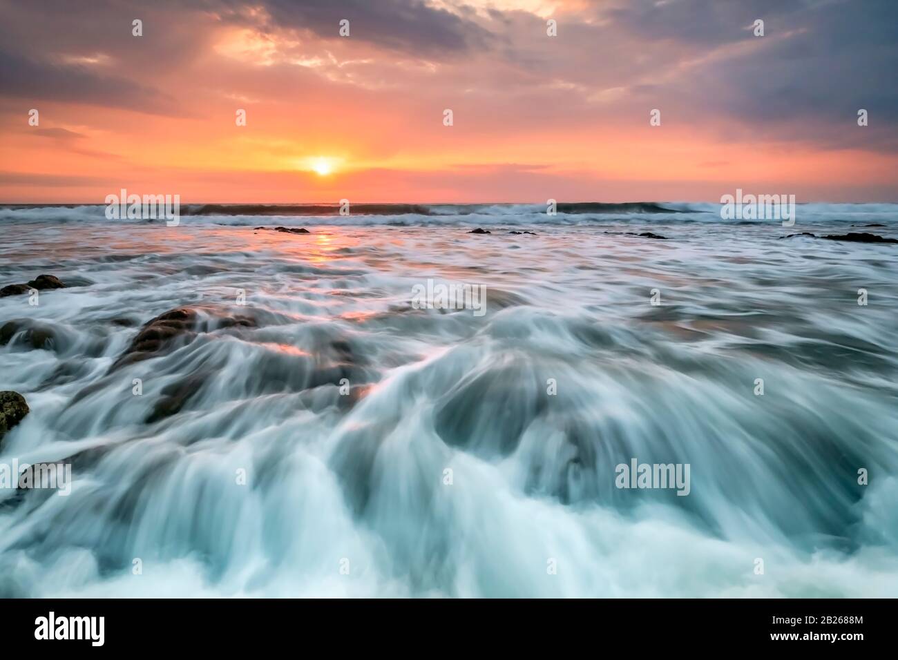 Dramatischer Sonnenuntergang Himmel über der North Devon Küste, romantische Glühen, atemberaubend, Küste, Meer, Küste, Reflexionen, Lifestyle, Horizont, Südwesten, Großbritannien Stockfoto