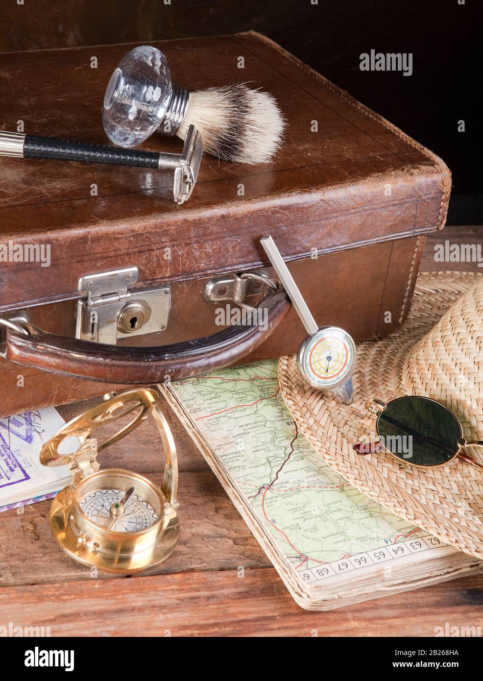 Vintage-Koffer, Karten, Kompass und alter Entfernungsmesser Stockfotografie  - Alamy