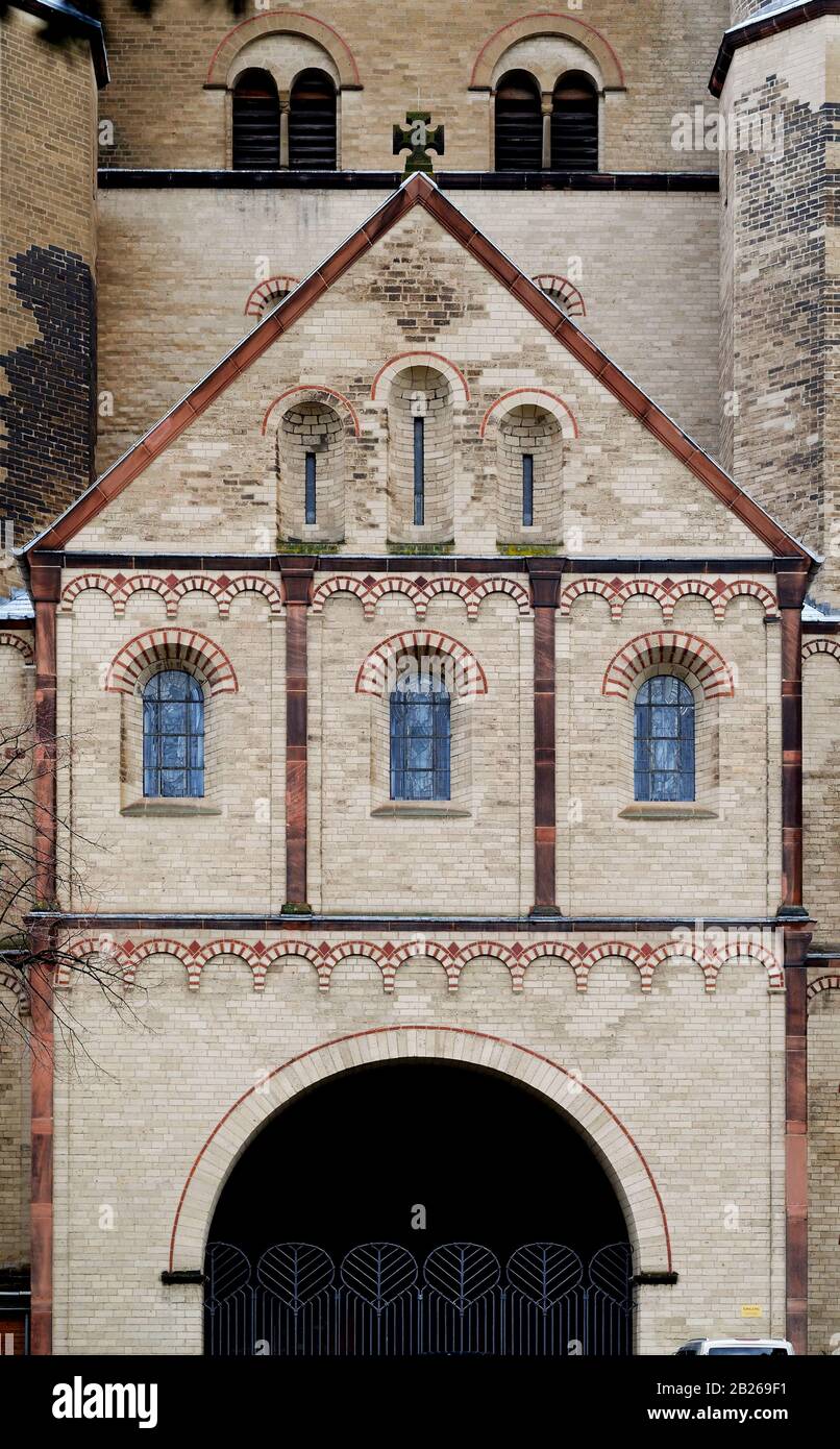 Die monumentale Kirche St. Pantaleon in der Kölner Innenstadt Stockfoto