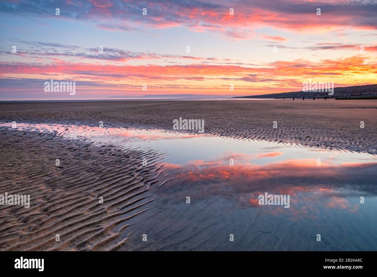 Wunderbarer Sonnenuntergang Himmel, Reflexionen, Küste, North Devon, dramatischer Himmel, atemberaubend, Strand, Küste, romantisch, Gelassenheit, Horizont, Südwesten, Großbritannien Stockfoto