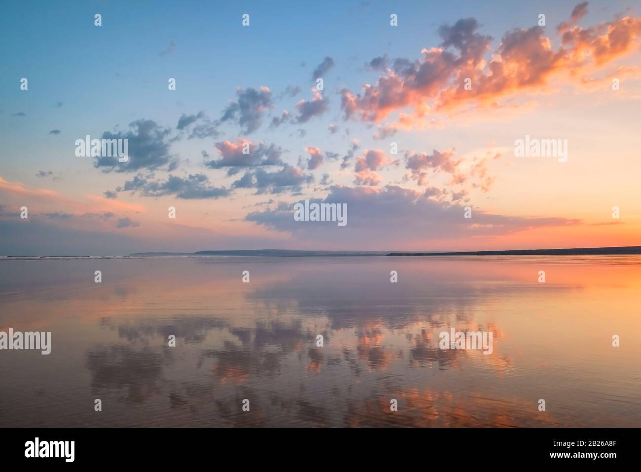 Wunderbarer Sonnenuntergang Himmel, Reflexionen, Küste, North Devon, dramatischer Himmel, atemberaubend, Strand, Küste, romantisch, Gelassenheit, Horizont, Südwesten, Großbritannien Stockfoto