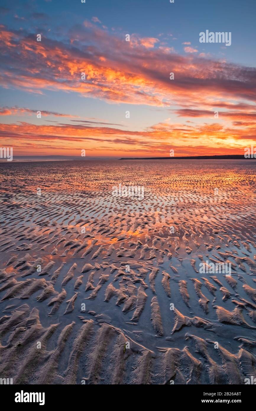 Wunderbarer Sonnenuntergang Himmel, Reflexionen, Küste, North Devon, dramatischer Himmel, atemberaubend, Strand, Küste, romantisch, Gelassenheit, Horizont, Südwesten, Großbritannien Stockfoto