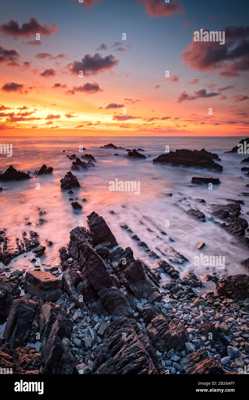Wunderbarer Sonnenuntergang Himmel, Reflexionen, Küste, North Devon, dramatischer Himmel, atemberaubend, Strand, Küste, romantisch, Gelassenheit, Horizont, Südwesten, Großbritannien Stockfoto