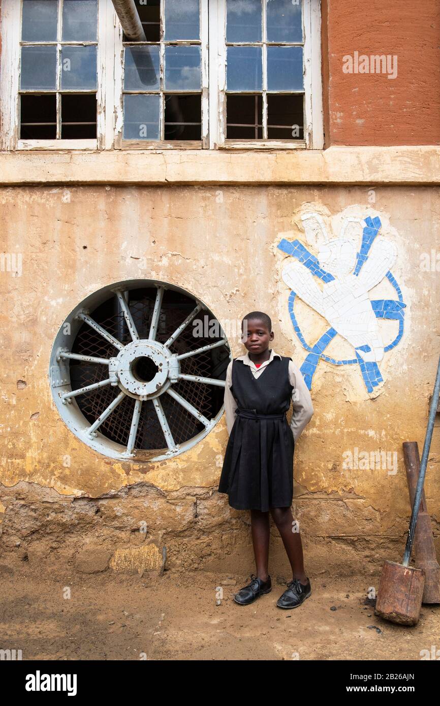 Mädchen neben Mosaik im Handwerkerzentrum von Morija, Lesotho Stockfoto