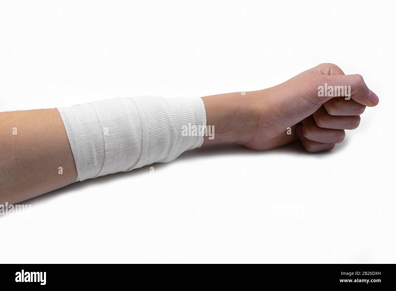 Breiter Verband mit steriler Gaze auf einem Arm eines Jungen auf Weiß Stockfoto