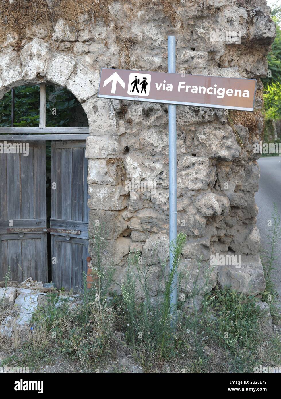 Straßenschild in der italienischen Region mit Text über Francigena bedeutet Pilgerweg von Frankreich nach Rom Stockfoto