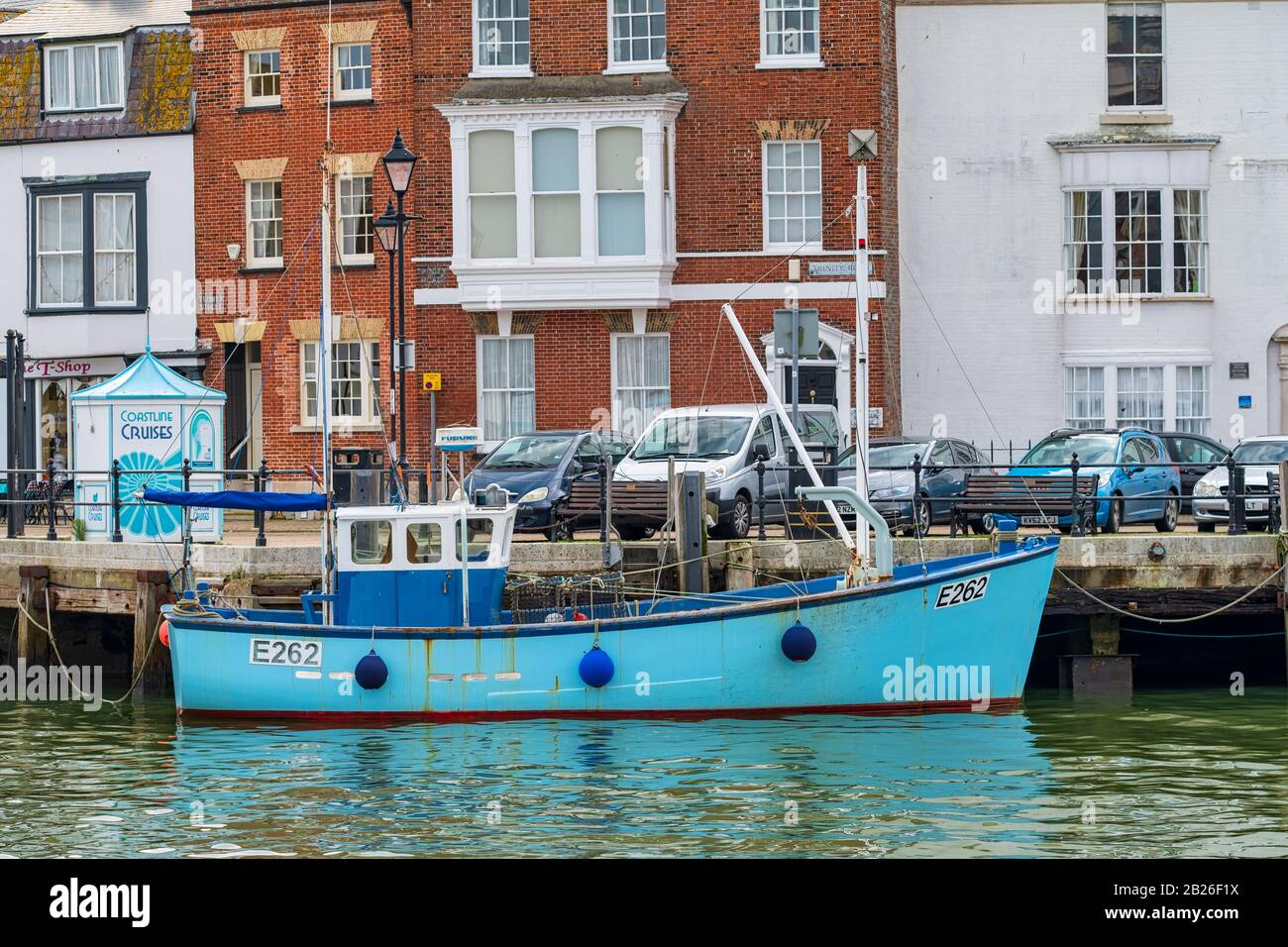 Blaues Boot im Weymouth Harbour, Weymouth Dorset, Urlaubsziel an der Juraküste Stockfoto