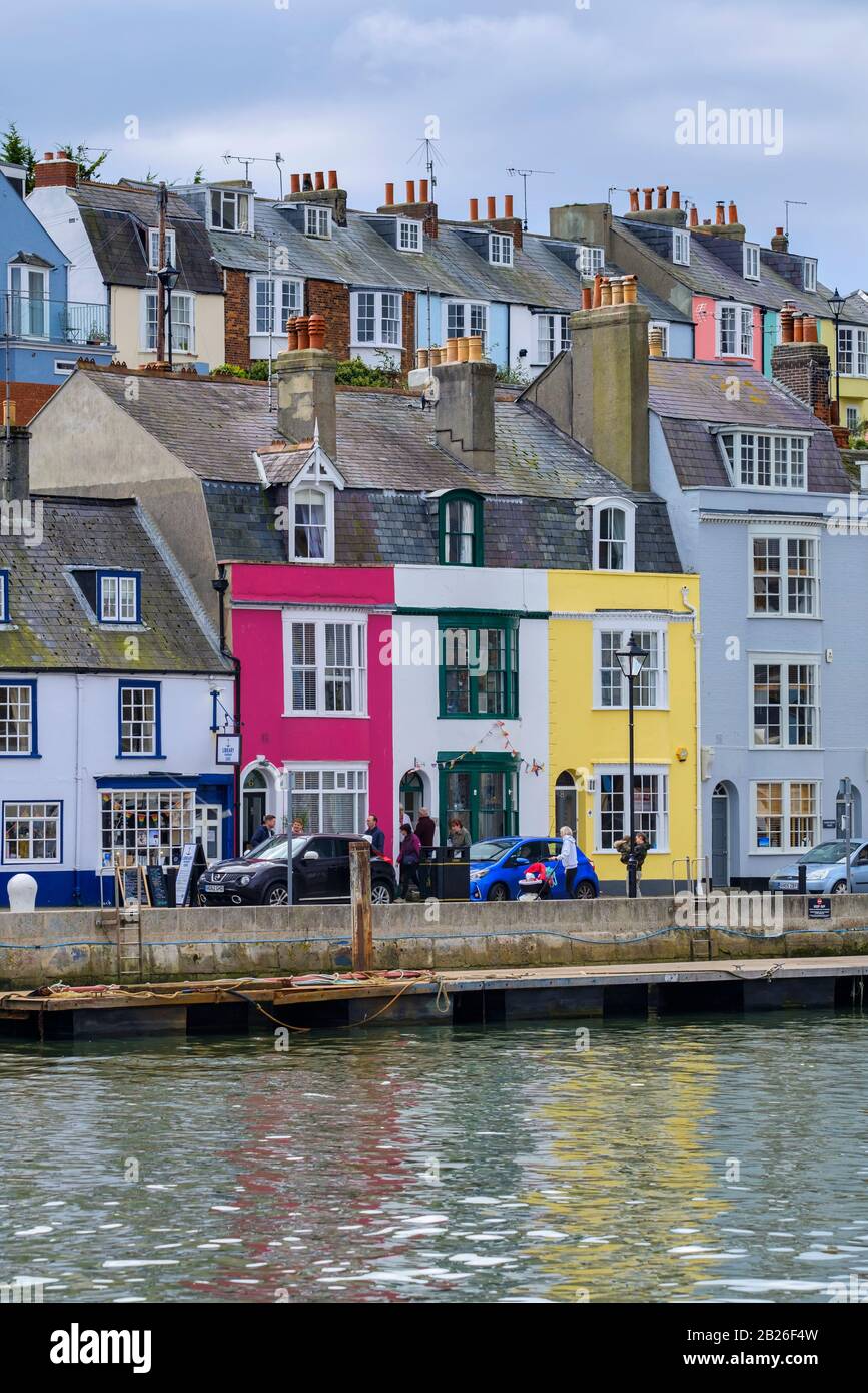 Bunte Häuser auf der Hafenseite in Weymouth Dorset an der Jura-Küste, Großbritannien Stockfoto