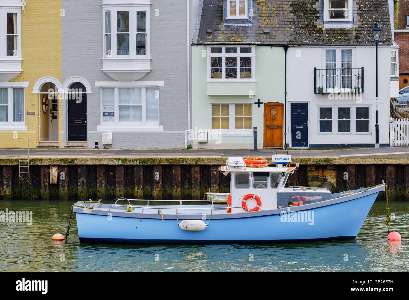 Blaues Boot im Weymouth Harbour, Weymouth Dorset, Urlaubsziel an der Juraküste Stockfoto