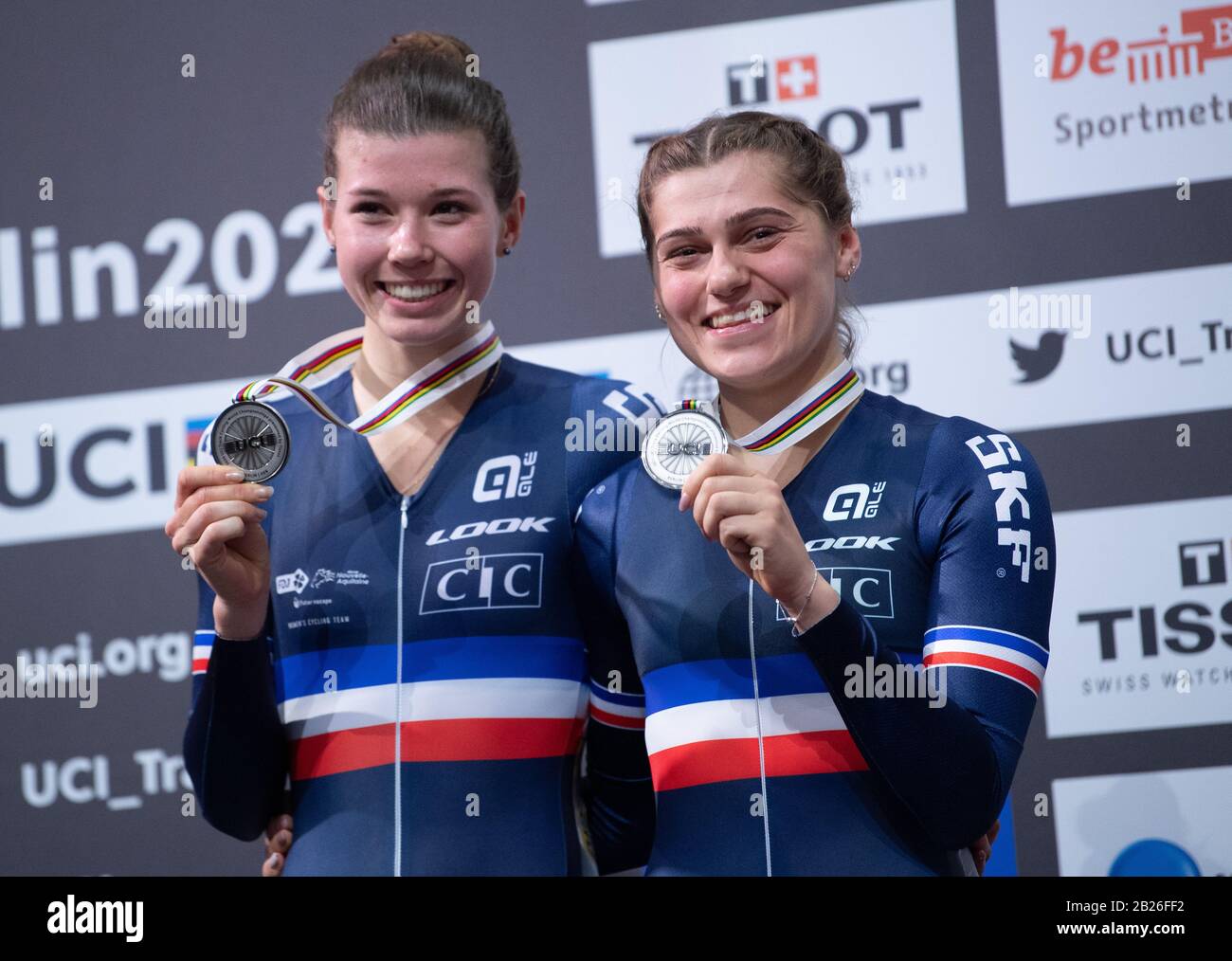 Berlin, Deutschland. Februar 2020. Radsport/Bahn, Weltmeisterschaft: Madison, Frauen, Siegerehrung: Das Team aus Frankreich, Clara Copponi und Marie le Net führen einen Auswurfgriff durch. Credit: Sebastian Gollnow / dpa / Alamy Live News Stockfoto