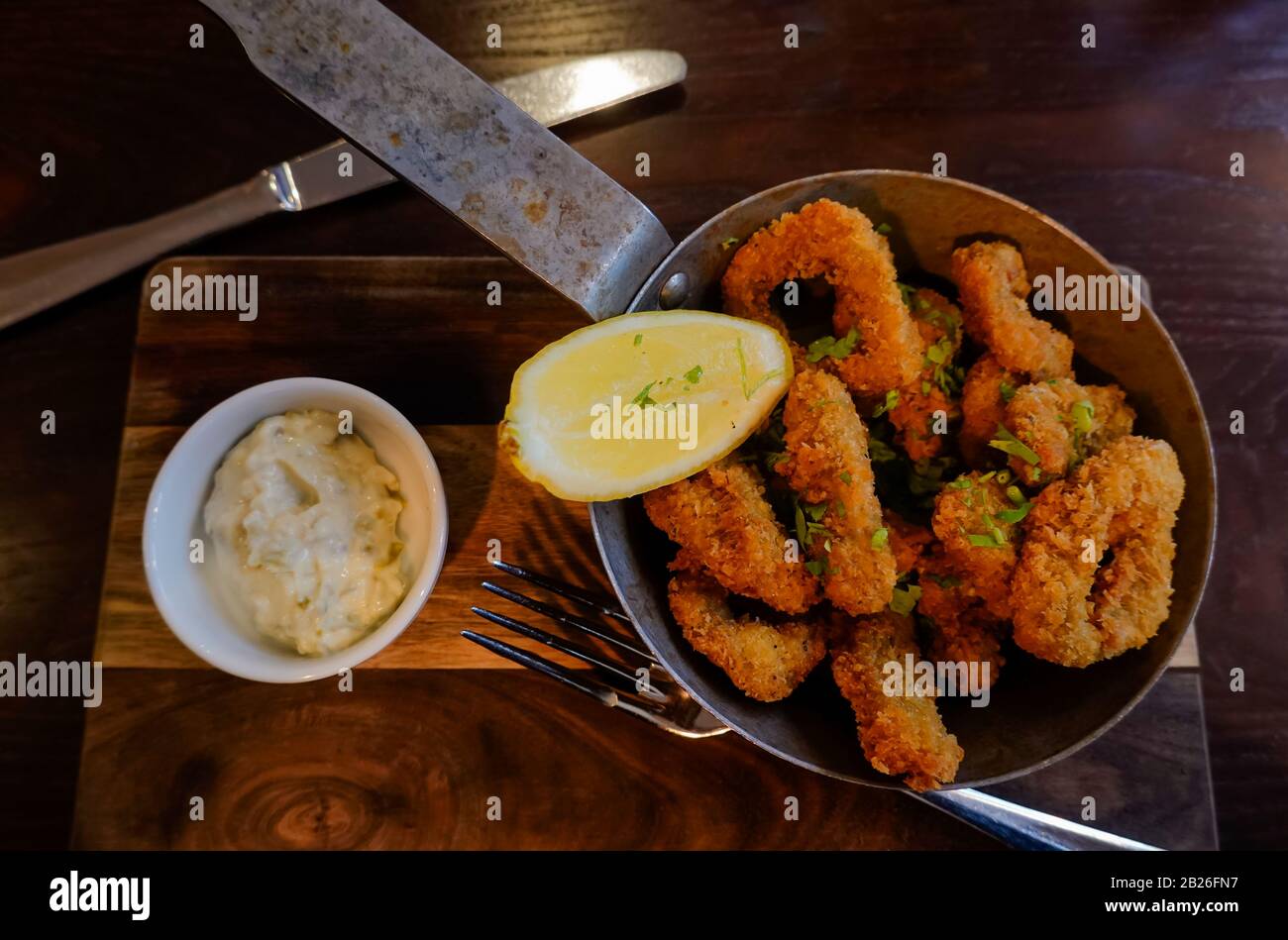 Knusprige gebratene Calamari mit würzigem Knoblauch und Zitronenmayonnaise Stockfoto