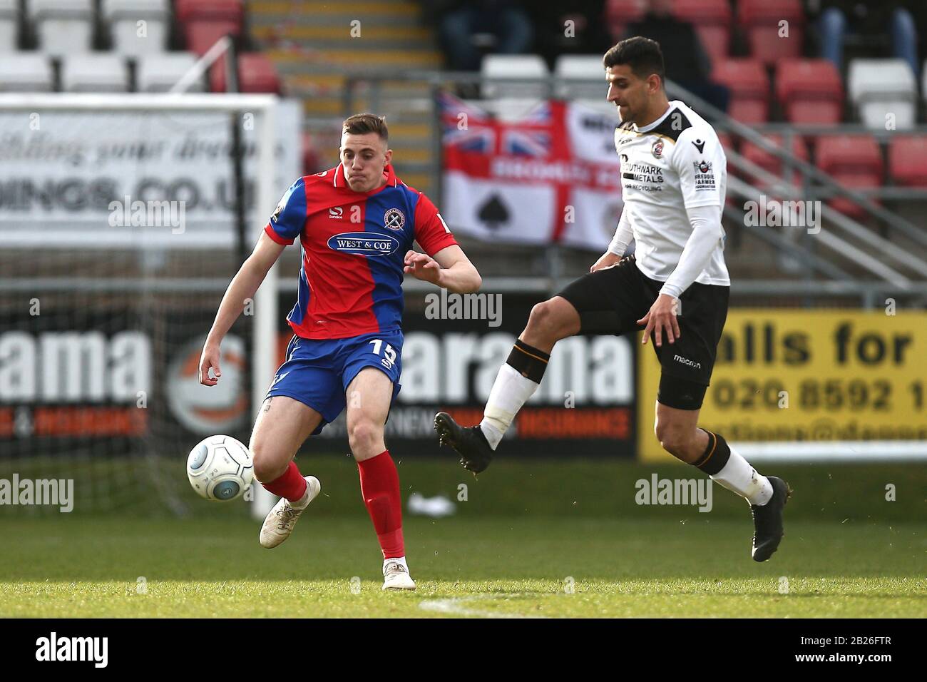 Ben Goodliffe von Dagenham und Redbridge und Omar Bugiel von Bromley während Dagenham & Redbridge vs Bromley, Vanarama National League Football at the Ch Stockfoto