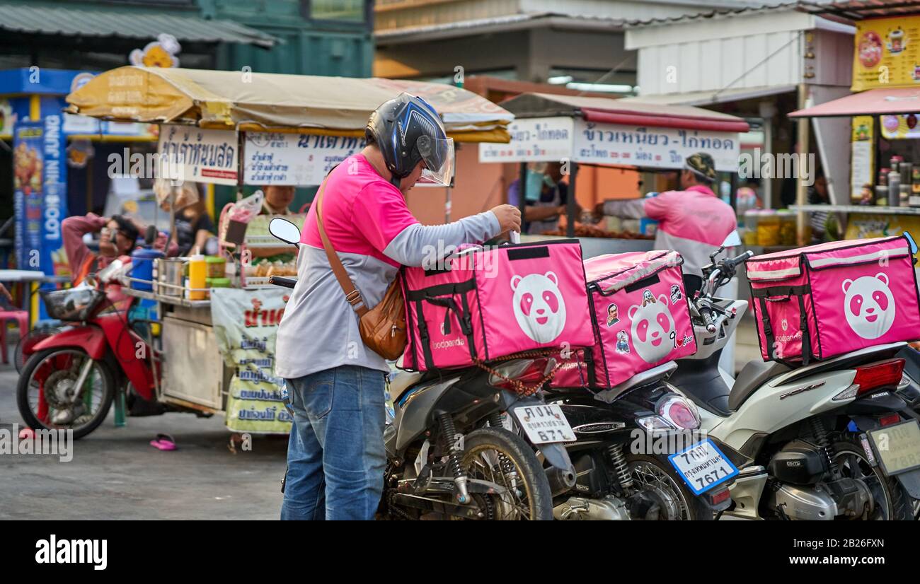 Fast Food Lieferservice mit dem Motorrad in Bangkok. Stockfoto