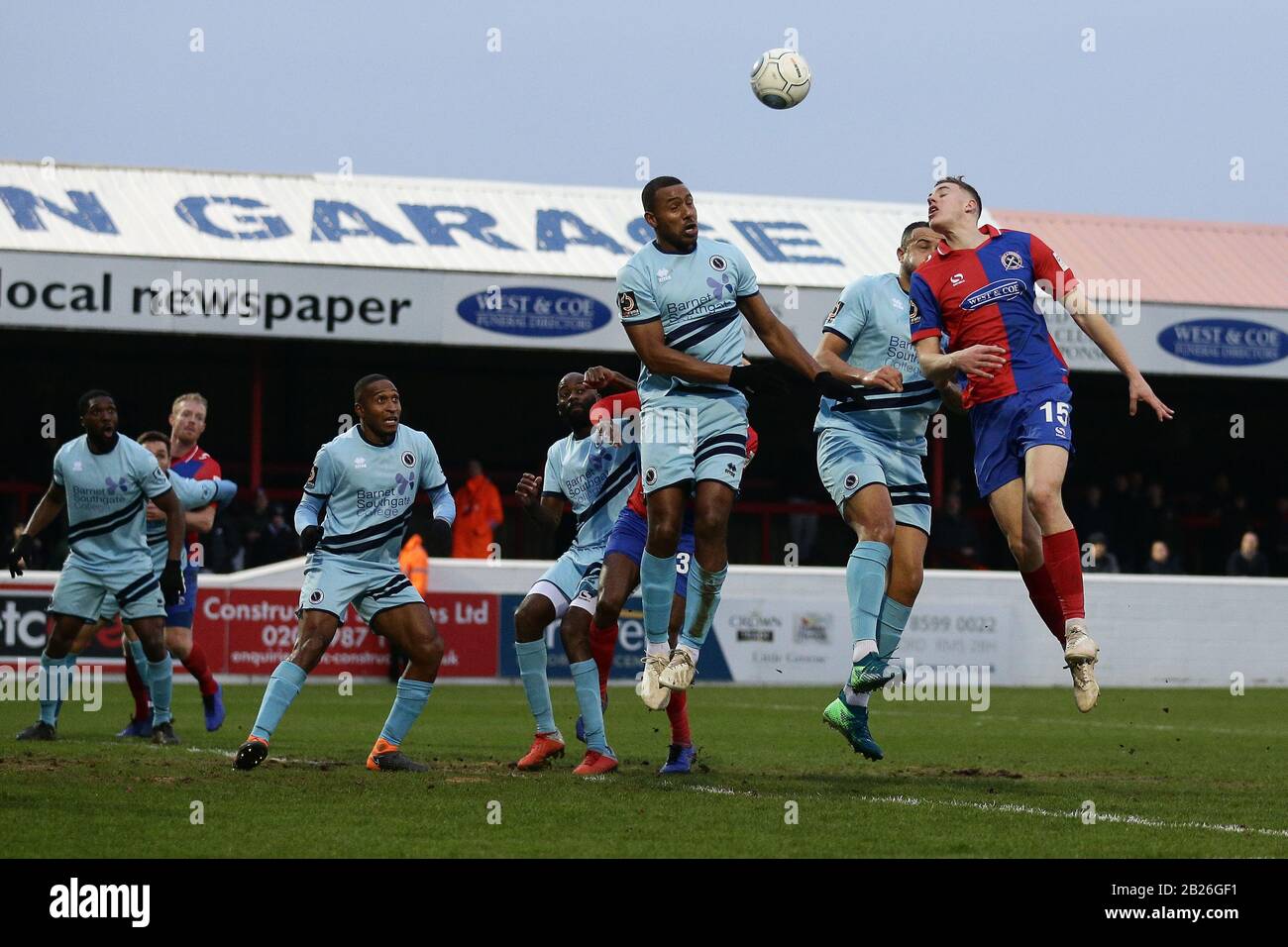 Ben Goodliffe von Dagenham steigt in der Gegend während Dagenham & Redbridge gegen Boreham Wood, Vanarama National League Football bei der Chigwell Constructio auf Stockfoto