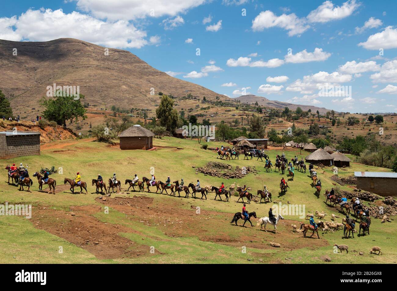 Männer, die zu Pferd bei einer Einweihungsfeier in der Nähe von Pisseng (Leribe), Lesotho, ankommen Stockfoto